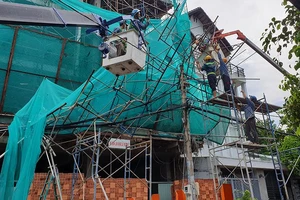 Giàn giáo ở Tân Phú đổ sập xuống đường trong mưa gió lớn