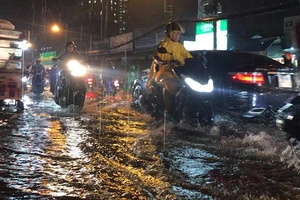 Mưa lớn, nhiều tuyến đường ngập nặng khiến xe ùn ứ