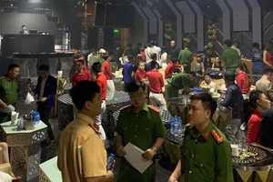 Dân chơi vứt tung tóe ma túy trong bar 386 khi bị kiểm tra