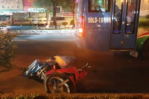 Nam thanh niên bị xe buýt cán tử vong trong làn ô tô