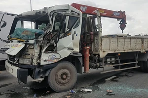 Xe tải mất thắng tông hai xe dừng đèn đỏ, tài xế mắc kẹt