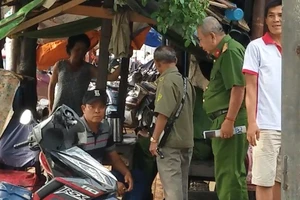 Dừng xe máy bên đường, người đàn ông gục chết