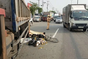 Xe tải cán chết người đàn ông đi xe đạp nhặt ve chai