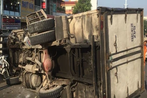 Xe tải tông ba xe máy trên cầu vượt Cây Gõ, 4 người bị thương