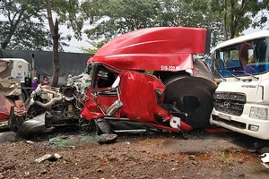 Thép cuộn hàng chục tấn lăn đè chết tài xế trong cabin