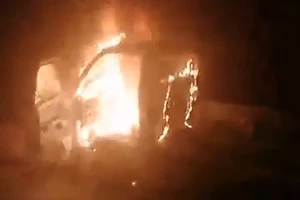 Xe tải cháy ngùn ngụt khi đang đậu bên đường