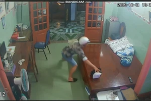 Camera ghi hình thanh niên trộm giỏ chứa tài sản hơn 1 tỉ đồng