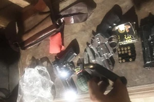 Thủ 8 khẩu súng cùng lựu đạn đi buôn ma túy xuyên quốc gia