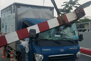 Xe tải tông thanh giới hạn chiều cao, 1 người bị thương