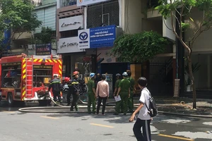 1 bảo vệ dân phố bị thương khi dập lửa căn nhà quận 1