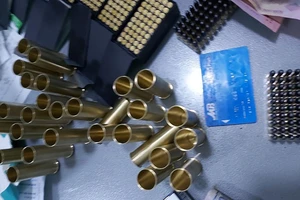 Cầm đạn cao su dạo phố, bị lực lượng 363 bắt