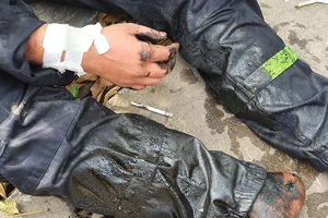 Dập đám cháy ở Bình Chánh, 1 cảnh sát bị thương