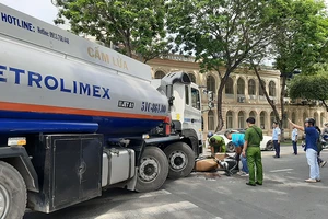 Xe bồn chạy giờ cấm tông một phụ nữ nguy kịch