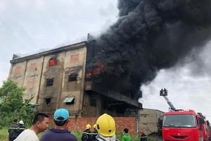 Cháy dữ dội xưởng mút xốp vùng ven TP.HCM