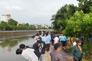  Vớt 1 thi thể nữ mặc đồ tím trôi trên kênh Nhiêu Lộc