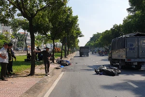 Xe máy trượt 20 m ở Bình Tân, ba người nhập viện