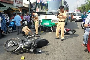 Xe buýt tông cả chục xe máy dừng đèn đỏ tại quận 6