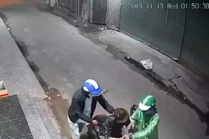 Tài xế mặc áo Grab chở đồng bọn gí dao cướp xe máy ở Bình Tân