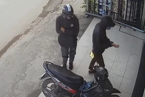 Hai tên cướp tiệm vàng ở Hóc Môn gây án như thế nào