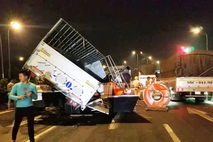 3 cuộn thép hàng chục tấn rơi đè xe tải ở Bình Tân