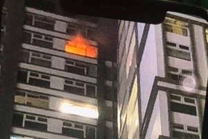 Cháy chung cư ở quận 10, cư dân náo loạn