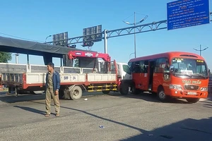 Xe tải tông ô tô khách, nhiều người bị thương ở Bình Tân