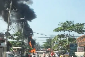 Cháy kèm nổ dữ dội dây cáp viễn thông ở Bình Chánh