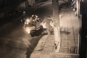 Xịt hơi cay, cướp tài sản lúc rạng sáng