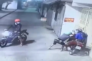 Dùng bình xịt hơi cay cướp xe bất thành ở quận 12