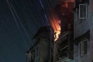 Cháy nhà đường Nhật Tảo, cả khu vực náo loạn