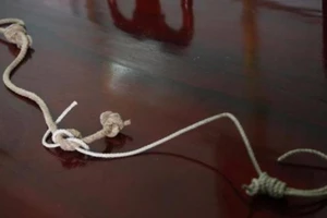 Bình Chánh: Vợ chết, chồng nguy kịch cạnh thư tuyệt mệnh