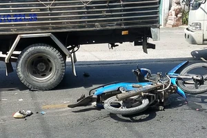 Kẹt tay ga, xe máy lao thẳng vào ô tô tải ở Hóc Môn