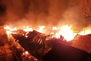 Lửa thiêu rụi 1 nhà xưởng ở Củ Chi