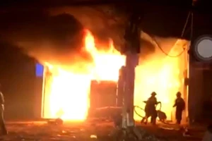 Cháy xưởng gỗ, thiêu rụi hàng trăm mét vuông ở Hóc Môn