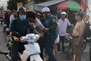 Chỉ huy quân sự phường quật ngã tên cướp dây chuyền