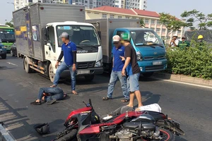 2 thanh niên nghi cướp giật gặp tai nạn ở đường Võ Văn Kiệt