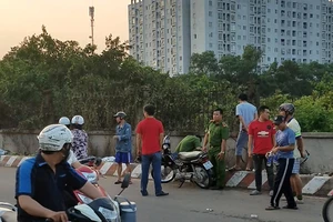 Dập đám cháy cỏ ở Bình Tân, phát hiện thi thể cháy đen