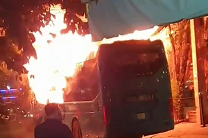 Xe khách cháy dữ dội ở Tân Bình, đường Cộng Hòa kẹt cứng