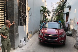 Ô tô chở thuốc lá lậu tông sập cửa nhà để tẩu thoát