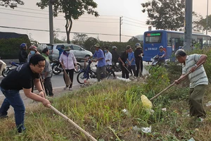 500 người cùng dọn rác ngày giáp tết ở quốc lộ 22