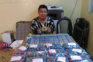 Bắt quả tang nam thanh niên bán pháo lậu trước cổng chùa