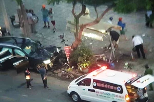 Xe Mercedes tông chết tài xế Grab và nữ tiếp viên trọng thương