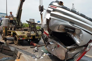 Container va chạm ô tô 7 chỗ, cả ngàn phương tiện kẹt cứng