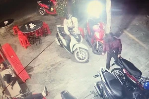 Nhà có tang, trộm vào cắt khóa lấy 2 xe máy ở quận 12