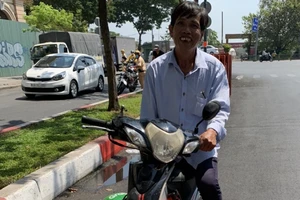 CSGT tặng tiền mua xe máy cho người bị tịch thu xích lô