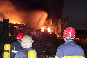 Công ty nhựa ở Củ Chi bị cháy lúc rạng sáng