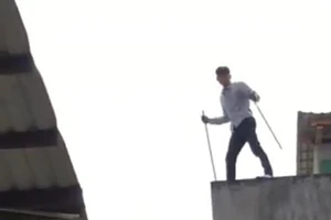 Gặp công an khi đi trộm, thanh niên phê ma túy leo nóc nhà