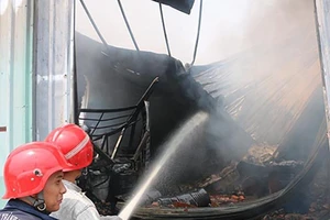 Lửa thiêu rụi nhà xưởng sản xuất sơn móng tay ở Bình Chánh