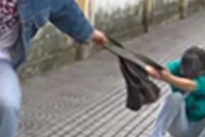 Quận 7: Cướp giật bị bắt khi quay lại tìm chiếc dép rơi