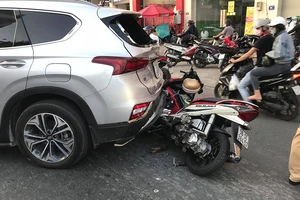 Ô tô nổ lốp gây tai nạn liên hoàn đường Phan Văn Trị